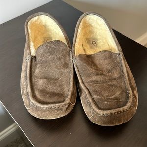 Men's size 10 Grey Ugg Ascot Slippers